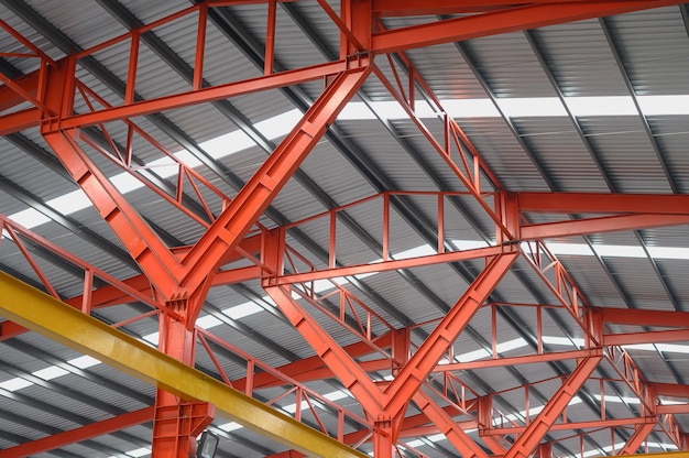 Structure de poutre en acier de toit dans une usine industrielle, fond de plafond d'usine avec un blub léger