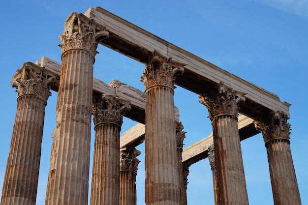Une structure en ruine contre le ciel