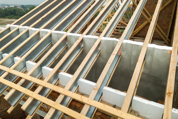 structure de toit en acier inoxydable pour le futur toit en construction.