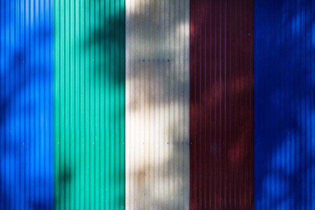Structure verticale réalisée avec des feuilles de fibrociment de différentes couleurs avec des ombres