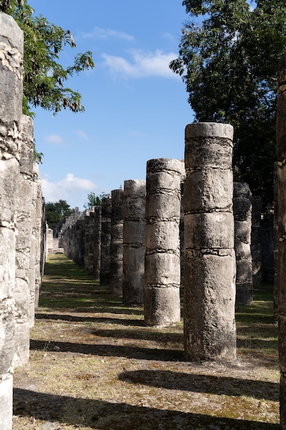 Structures archéologiques de la culture maya sur le site de Chichen Itza au Mexique