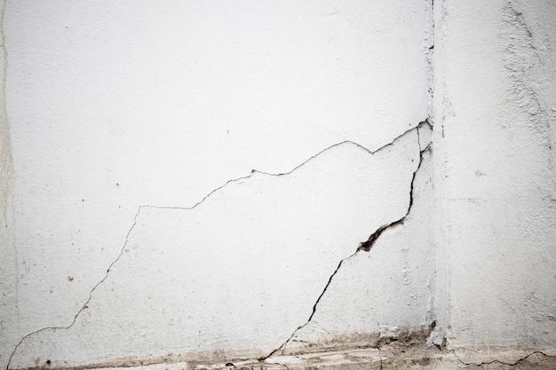 Les structures en béton des vieux bâtiments ont des fissures