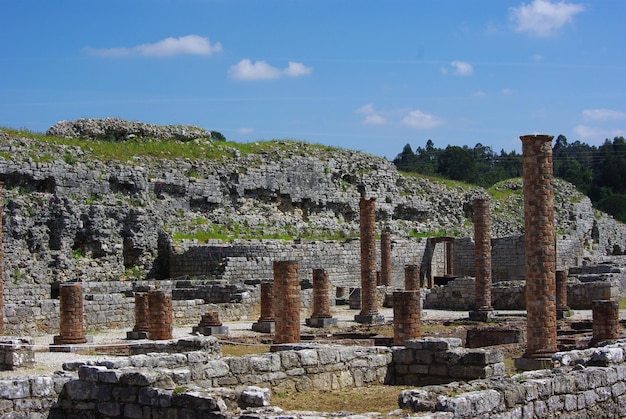 Des structures construites en ruines sur le paysage contre le ciel