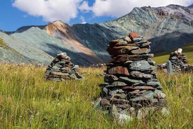 Structures en pierre dans la vallée des montagnes colorées de Yarlu Altaï Sibérie Russie