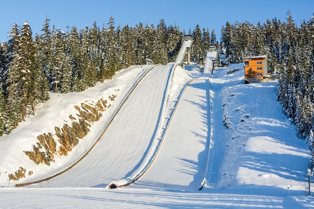 Photo structures pour la station de saut à ski pendant la saison hivernale