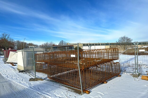 Photo structures de renforcement sur un chantier de construction couvert de neige ciel bleu avec des nuages légers