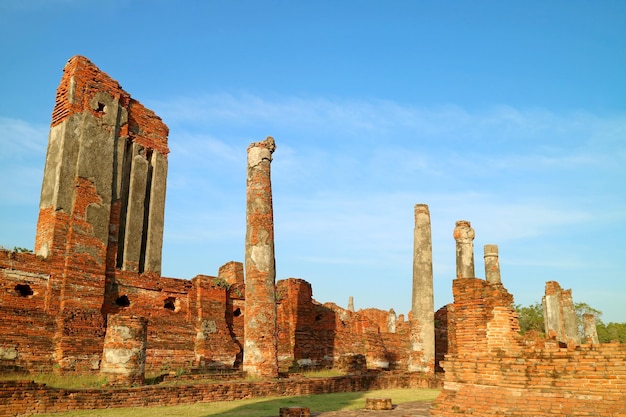 Structures Ruines de l'ancien site archéologique du Palais Royal dans le parc historique d'Ayutthaya en Thaïlande