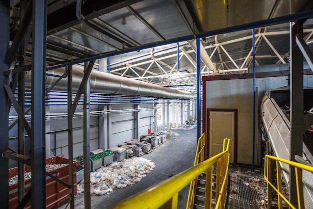 Structures en treillis métallique sur une usine moderne de traitement du recyclage des déchets Collecte séparée des ordures Recyclage et stockage des déchets pour une élimination ultérieure