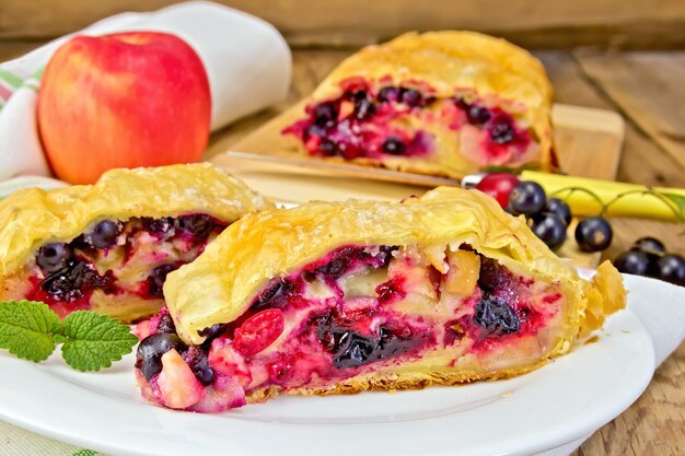 Strudel au cassis, pomme et cerise sur une assiette