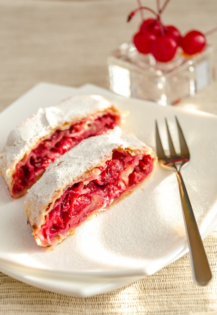 Strudel aux cerises sur l'assiette carrée