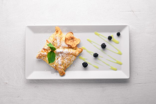 Strudel aux pommes et aux baies Sur un fond en bois Vue de dessus Espace libre pour votre texte