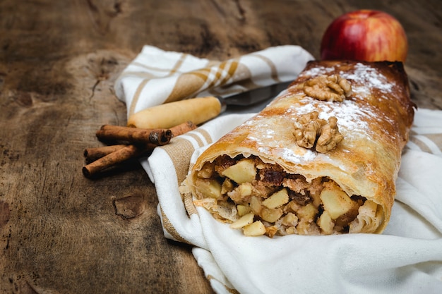 Strudel aux pommes fait maison avec noix