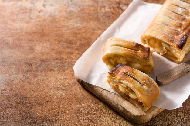 Strudel aux pommes fait maison traditionnel sur du brun. Espace de copie