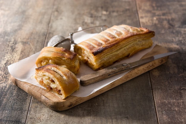 Strudel Aux Pommes Fait Maison Traditionnel Sur Une Table En Bois