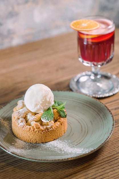 Strudel aux pommes avec glace et thé bio aux fruits