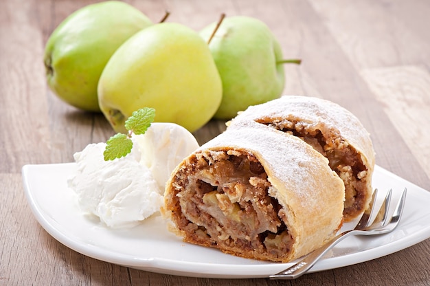 Strudel aux pommes avec glace