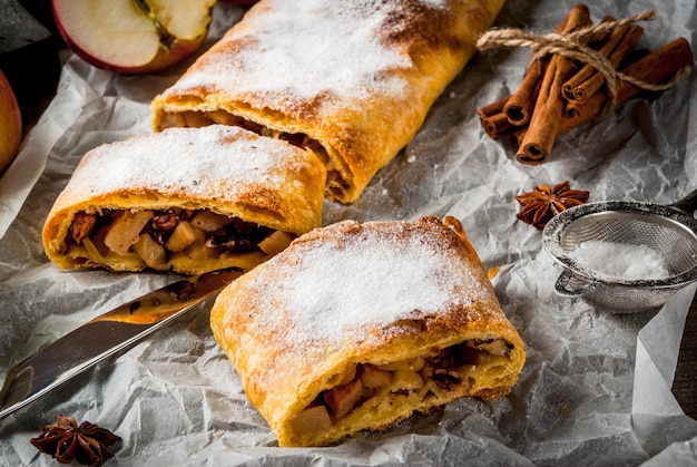 Strudel aux pommes avec noix, raisins secs, cannelle et sucre en poudre