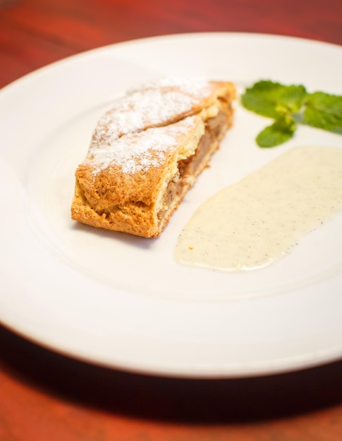 Strudel aux pommes avec sauce et café