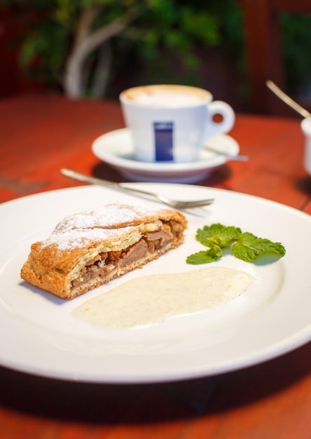 Strudel aux pommes avec sauce et café