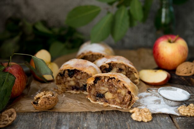 Strudel aux pommes traditionnel avec pomme et raisins secs