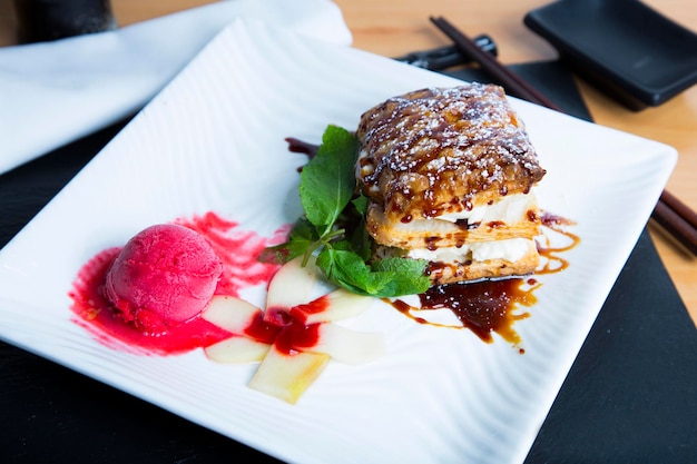 Strudel fourré à la crème dans une pâtisserie française.