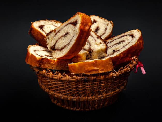 Strudel frais appétissant à la cannelle sur fond noir