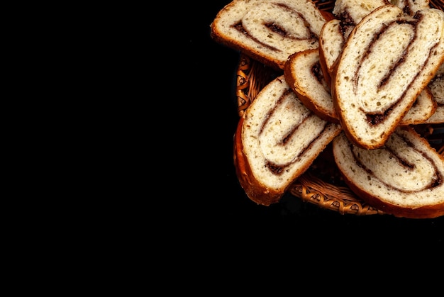 Strudel frais appétissant à la cannelle tranchée sur fond noir