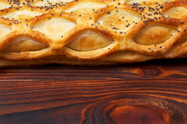 Photo strudel, sur un gros plan de table en bois.