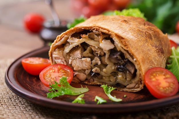 Strudel maison au poulet, champignons, fromage et persil