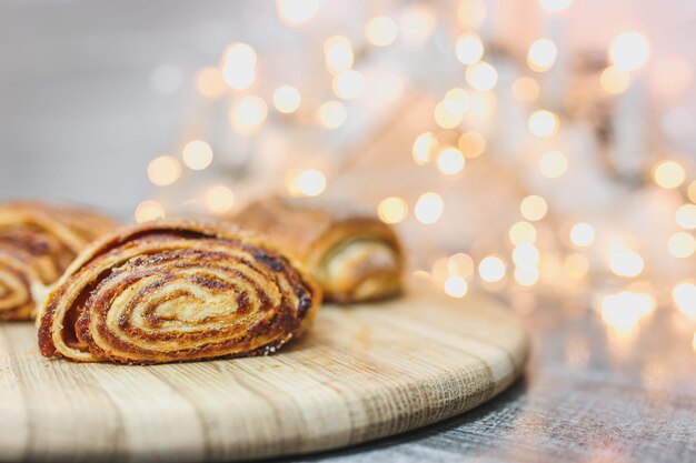 Strudel de Noël aux pommes sur fond de lumières