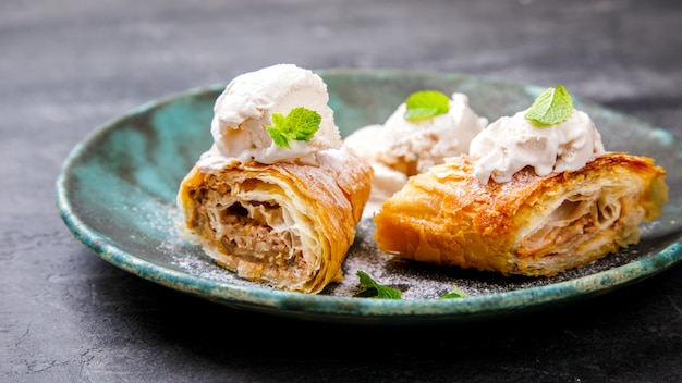 Strudel Pomme et sucre en poudre.