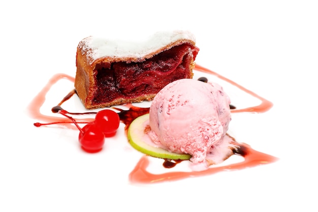 Strudel - tarte aux cerises avec glace