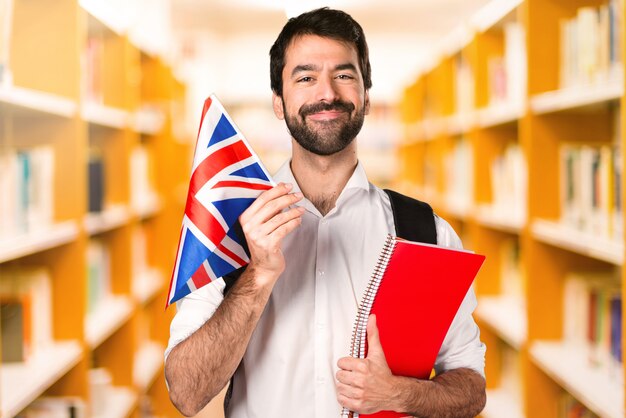 Student man ___ sur une bibliothèque défocalisée