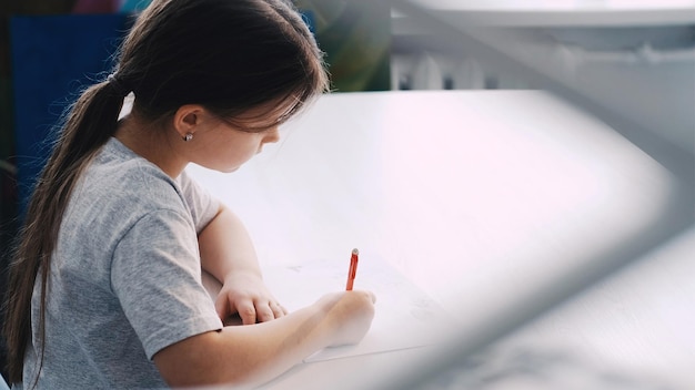 Studio d'art petite fille leçon de peinture enfant dessin