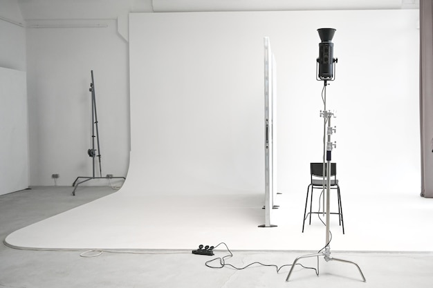 Studio blanc avec lumières Studio photo avec intérieur blanc et équipement d'éclairage cyclorama