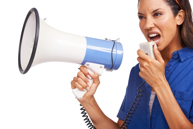 Photo un studio de communication par mégaphone et une femme crient en colère ou diffusent un discours de révolution sur l'égalité des sexes. politique gouvernementale, annonce de protestation, son ou haut-parleur isolé sur fond blanc.