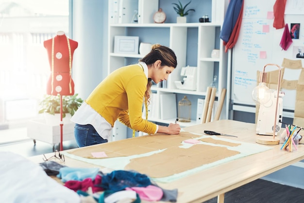 Studio de conception de couturière et de mesure pour la start-up de tailleur ou une petite entreprise à la mode Designer de mannequins et de dessins pour des vêtements de boutique créatifs et compétences dans un atelier artistique pour entrepreneur