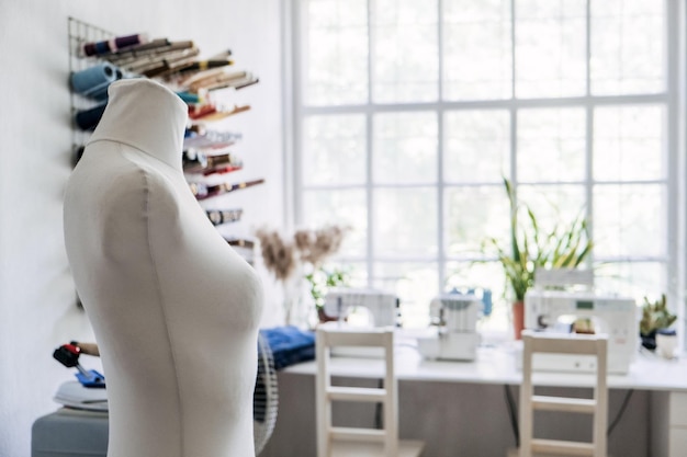 Studio de couturière à coudre studio de travail de créateur de mode pour petites entreprises avec des bobines de fil de mannequin