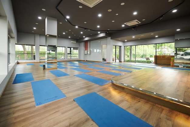 Studio de danse avec scène devant