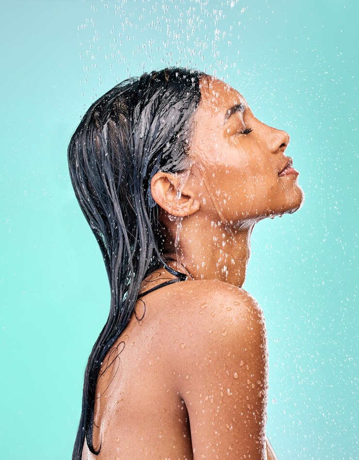 Photo studio douche d'eau et femme pour les soins de la peau avec routine matinale de bien-être et sécurité contre les bactéries éclaboussure de liquide de dermatologie et modèle indien avec nettoyage du corps pour la santé de la peau par fond bleu
