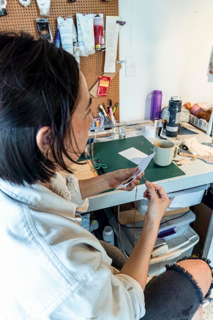 Studio ou espace de travail d'une femme hispanique artiste peinture à l'huile mexique