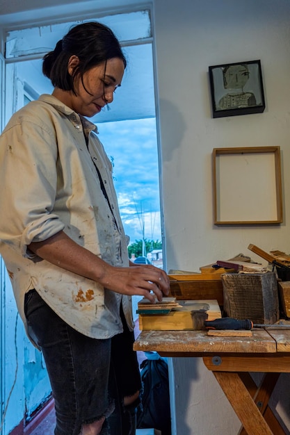 Studio ou espace de travail d'une femme hispanique artiste peinture à l'huile mexique