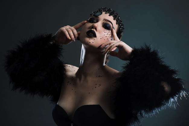 Studio de mode Beau mannequin maquillage sombre créatif Idée de cygne noir ou d'ange noir