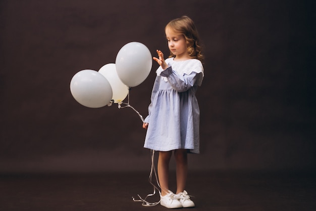 Photo studio de modèle de petite fille avec des ballons