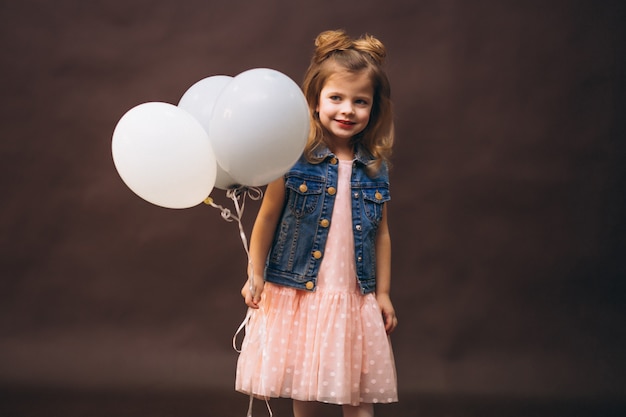 Studio de modèle de petite fille avec des ballons