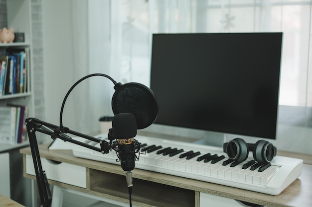 Photo studio de musique à domicile microphone de studio à condensateur piano et casque blanc pour mixer la chanson de production équipement d'enregistrement de studio à domicile concept d'instrument de musique