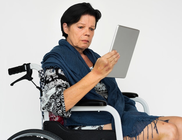 Studio de personnes handicapées sur fond blanc