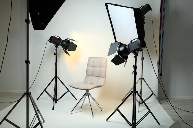 Studio photo avec intérieur et équipement d'éclairage modernes