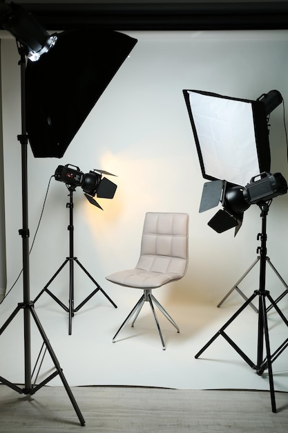 Studio photo avec intérieur et équipement d'éclairage modernes
