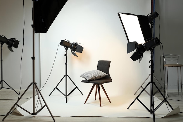 Studio photo avec intérieur et équipement d'éclairage modernes